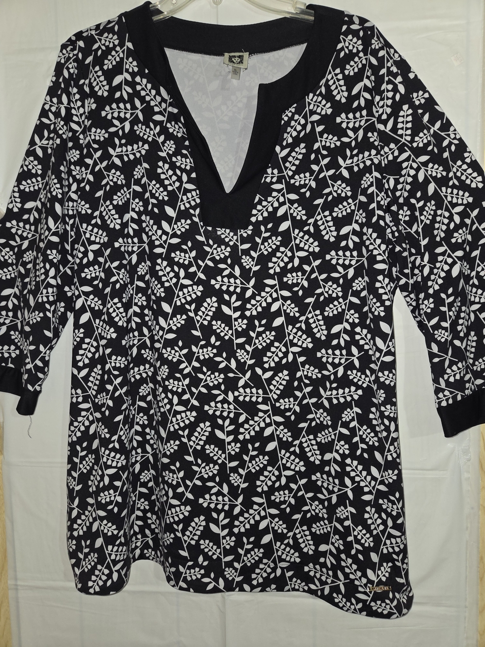 Anne Klein Black and White Leaf-Print V-Neck Tunic